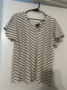 bobeau V-Neck Short Sleeve Top in Cream and Tan Chevron Stripes
